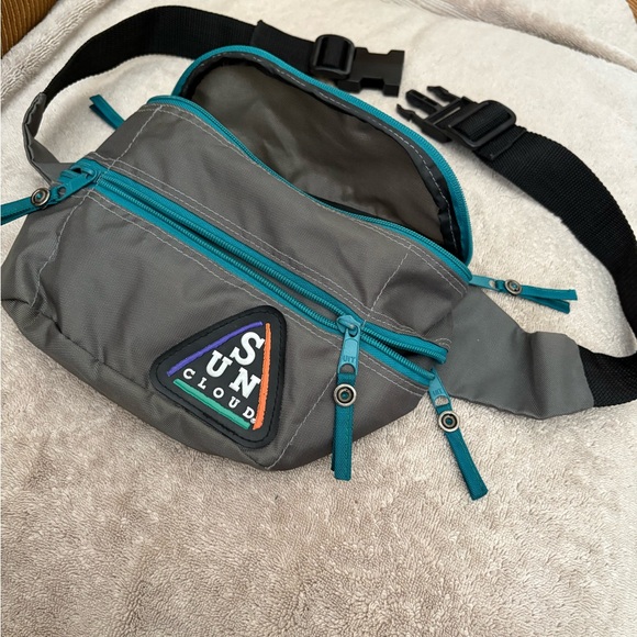 SUNCLOUD Sporty Gray and Blue Belt Bag. 4 pockets. NEVER USED. Like New! - Picture 1 of 7